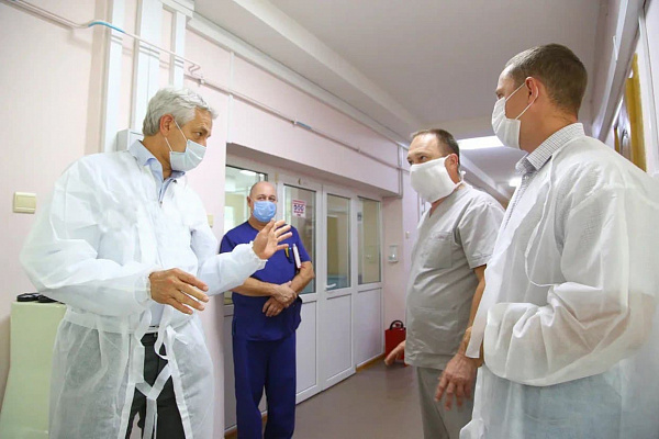 Леонид Огуль посетил ковидный госпиталь для детей